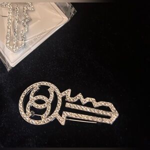 Elegant Rhinestone Brooch, Silvertone￼